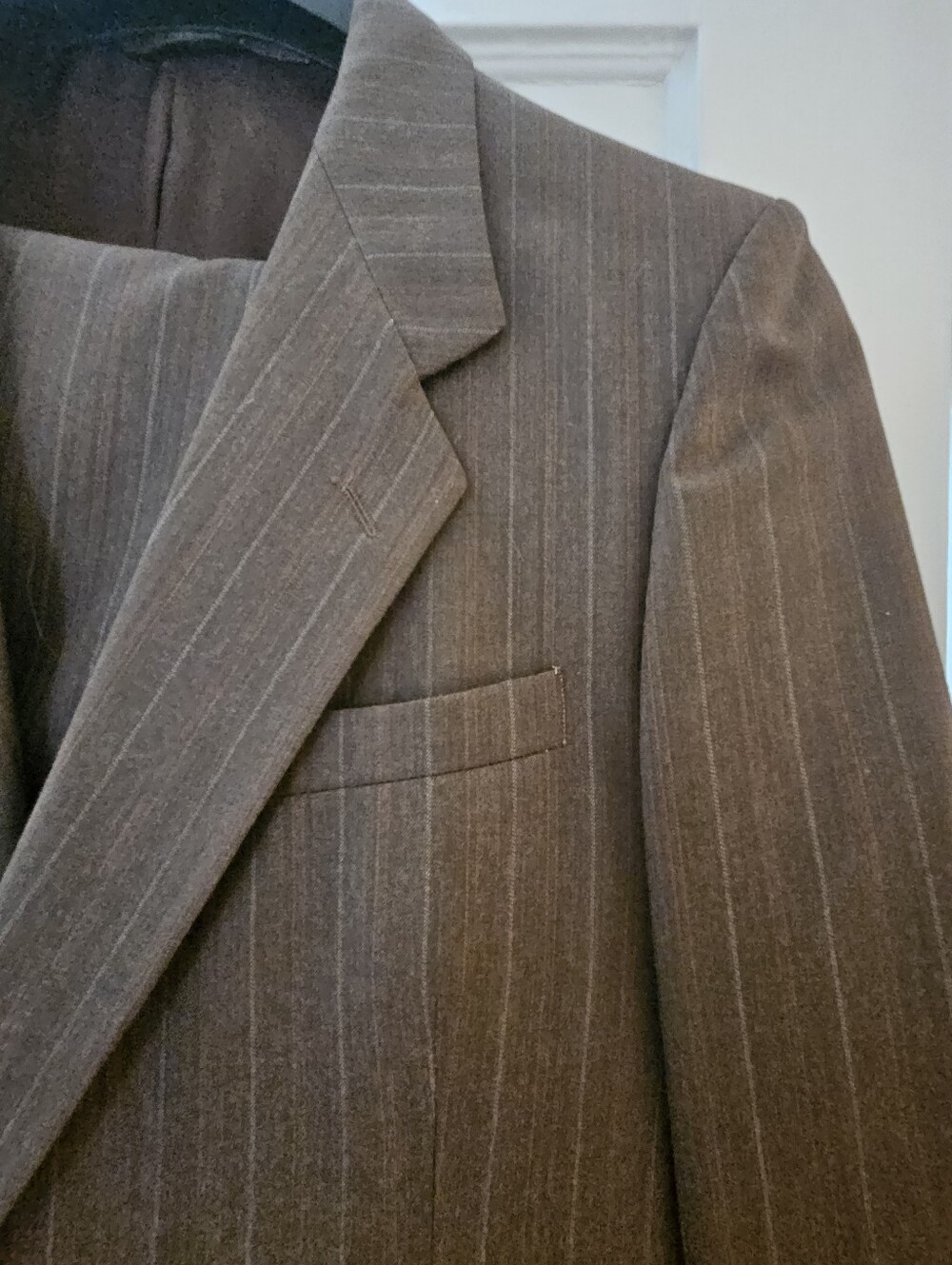 100% Wool Van Horn's Brown Pinstripe Men's Suit- Classic Tailored Style - Picture 3 of 5